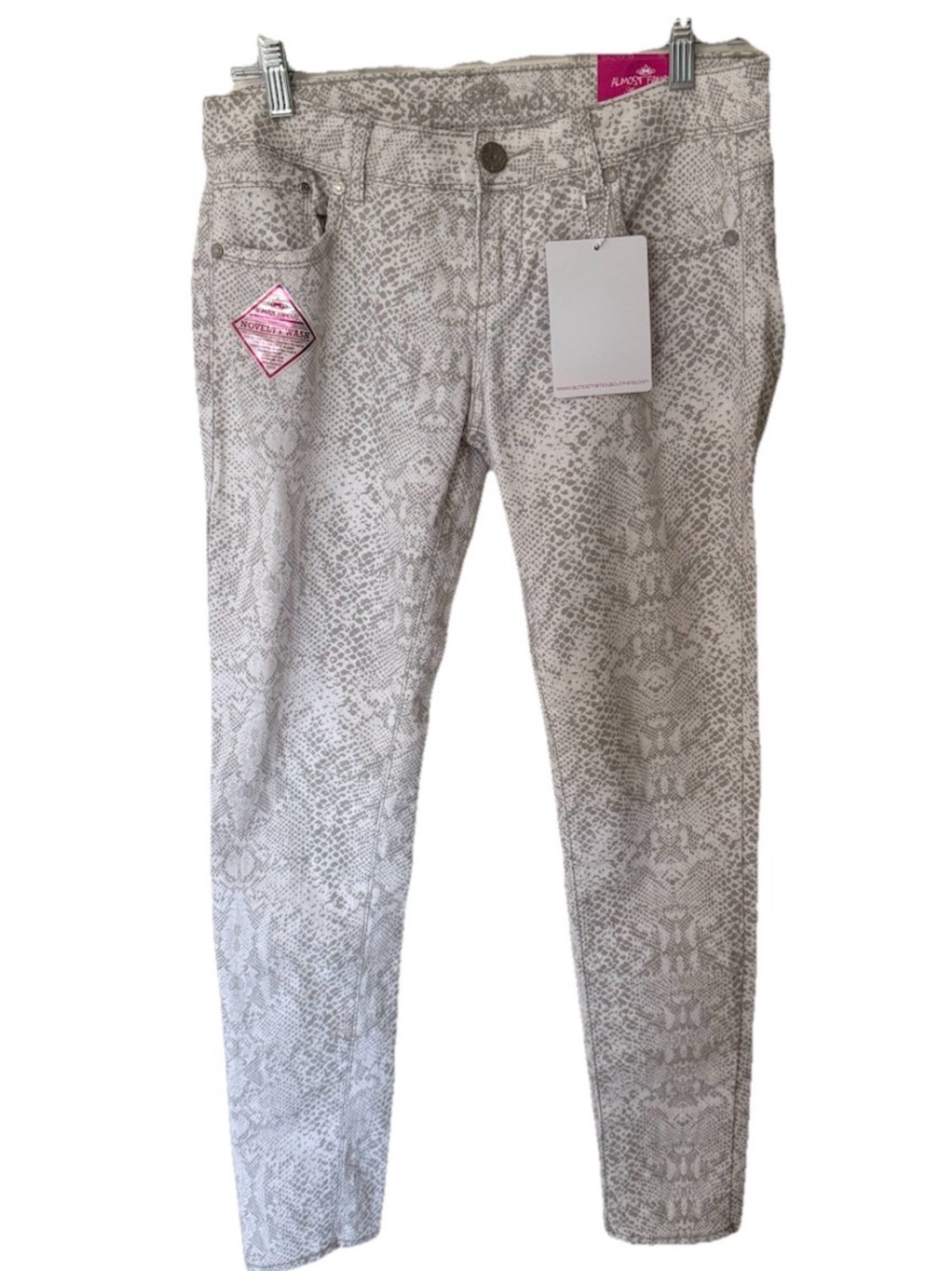 Almost Famous Women’s Animal Print Skinny Pants Size 9 NWT Cream White Snake